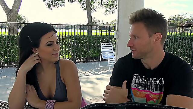 Mia Pearl, Levi Cash