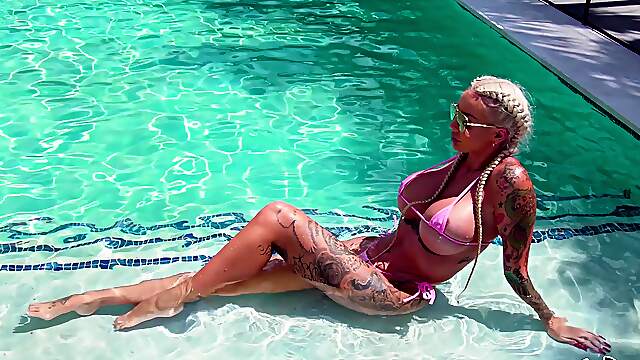Jay Bangher, Blondie Bombshell